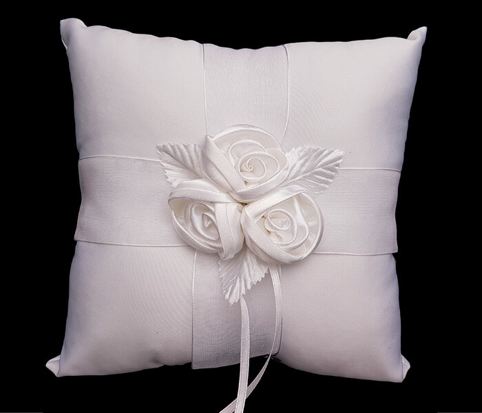el-627 White Ring Pillow with three Ribbon Roses in Centre 10.5